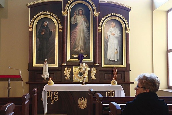 ◄	Ołtarz Jezusa Miłosiernego ze świętymi s. Faustyną i Janem Pawłem II sprzyja skupieniu i skłania do modlitwy.