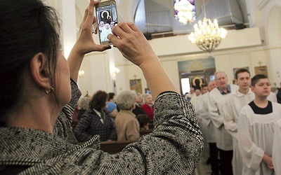 W procesji cudowny obraz uroczyście wniesiono do ząbkowskiej świątyni.