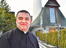 – Zapraszam wszystkich na wspólne świętowanie nadania naszemu kościołowi tak wyjątkowego tytułu – mówi gospodarz miejsca, trzymając w ręku dokument wydany przez Episkopat Polski.