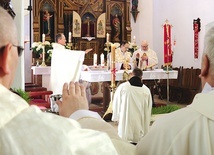 Księża zgromadzili się na spotkaniu w parafii św. Marcina w Nowej Cerkwi. 