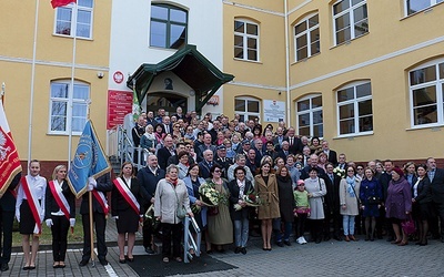 Uczestnicy święta przed Zespołem Szkół im. Cypriana Norwida, w której odbyła się uroczysta 37. sesja Rady Miejskiej. 