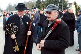 Adam Rapacki tego dnia otrzymuje klucz i symbolicznie przejmuje władzę nad gminą.