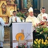 	Pasterz diecezji przewodniczył Eucharystii w sanktuarium  MB Nieustającej Pomocy.