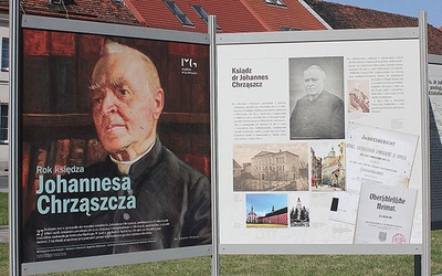 Wystawa przed ratuszem w Pyskowicach w Roku ks. Johannesa Chrząszcza.