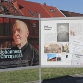 Wystawa przed ratuszem w Pyskowicach w Roku ks. Johannesa Chrząszcza.