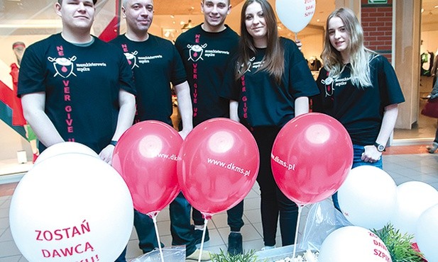 Kiedy nie jeżdżą do szpitala, pomagają w organizowaniu akcji rejestracji potencjalnych dawców szpiku albo organizują prelekcje w szkołach.