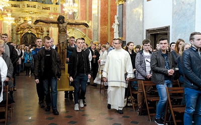 ▼	Modlitwie towarzyszył krzyż opolskiej młodzieży.