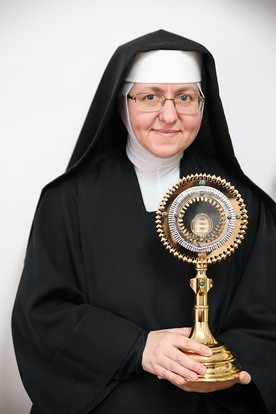 Siostra Aleksandra Prełowska z relikwiami założycielki zakonu.
