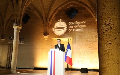 Bezprecedensowe wystąpienie prezydenta Francji na forum konferencji episkopatu