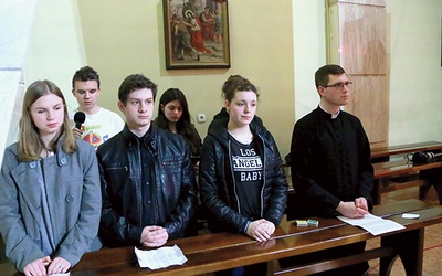 Adorację Najświętszego Sakramentu poprowadzili członkowie wspólnoty z parafii pw. św. Jakuba.