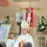 Biskup Wiesław Lechowicz wygłasza homilię.