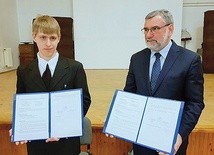Podpisanie umowy między polskim Stowarzyszeniem Świętej Kingi i węgierskim Árpád-házi Szent Kinga Kulturális Egesület.