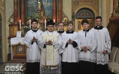 ks. Julian Nastałek wraz z Służbą Liturgiczną