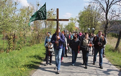 ▲	Dobre buty, coś przeciwdeszczowego, trochę prowiantu i woda – to niezbędnik idącego na Ślężę.