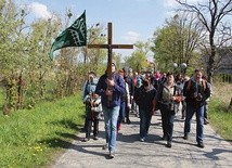 ▲	Dobre buty, coś przeciwdeszczowego, trochę prowiantu i woda – to niezbędnik idącego na Ślężę.