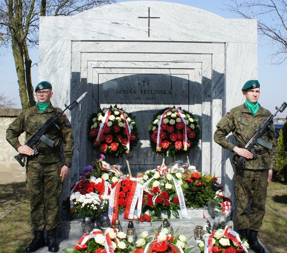 Wartę honorową przy grobie Janiny Fetlińskiej zaciągnęli żołnierze z jednostki wojskowej w Przasnyszu