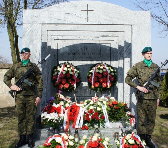 Wartę honorową przy grobie Janiny Fetlińskiej zaciągnęli żołnierze z jednostki wojskowej w Przasnyszu