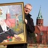 Ks. Maciej Sroczyński pokazuje obraz św. Rity z kościoła św. Jerzego i MB Różańcowej w Wałbrzychu.