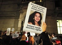 Śmierć Savity Halappanavar, imigrantki z Indii, stała się argumentem używanym przez demonstrantów domagających się legalizacji aborcji.