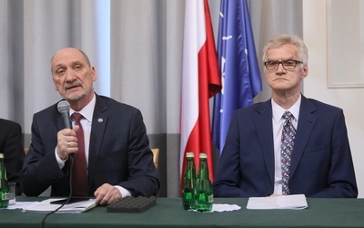 Macierewicz przedstawia raport smoleński: Były eksplozje