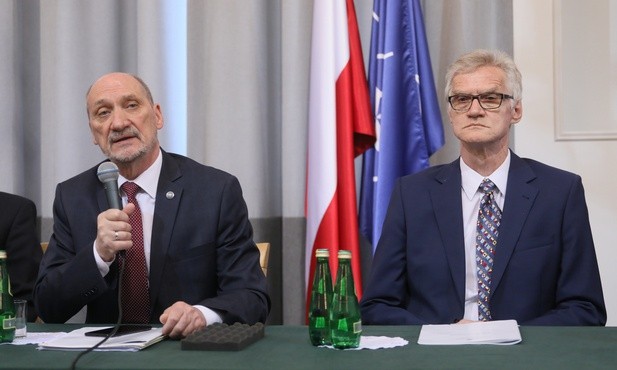 Macierewicz przedstawia raport smoleński: Były eksplozje
