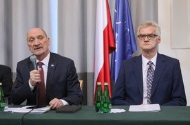 Macierewicz przedstawia raport smoleński: Były eksplozje