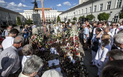 Krzyż przed Pałacem Prezydenckim postawili w kwietniu 2010 r. harcerze. Teraz jest częścią rzeźby w kościele akademickim św. Anny.