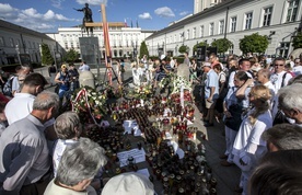 Krzyż przed Pałacem Prezydenckim postawili w kwietniu 2010 r. harcerze. Teraz jest częścią rzeźby w kościele akademickim św. Anny.