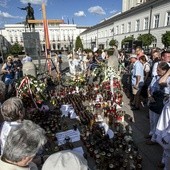 Krzyż przed Pałacem Prezydenckim postawili w kwietniu 2010 r. harcerze. Teraz jest częścią rzeźby w kościele akademickim św. Anny.