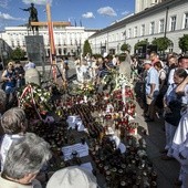 Krzyż przed Pałacem Prezydenckim postawili w kwietniu 2010 r. harcerze. Teraz jest częścią rzeźby w kościele akademickim św. Anny.