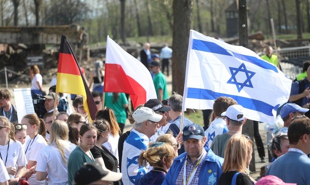 Żywi wołają w Auschwitz: Nigdy więcej!