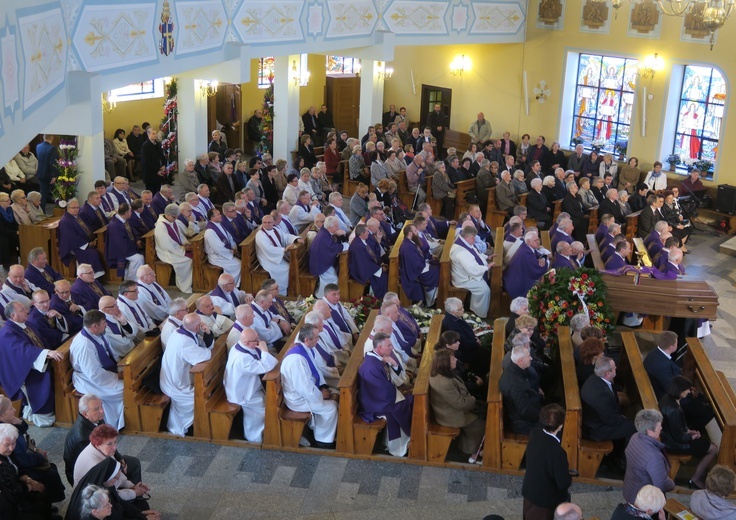 Pogrzeb ks. prał. Władysława Stradzy