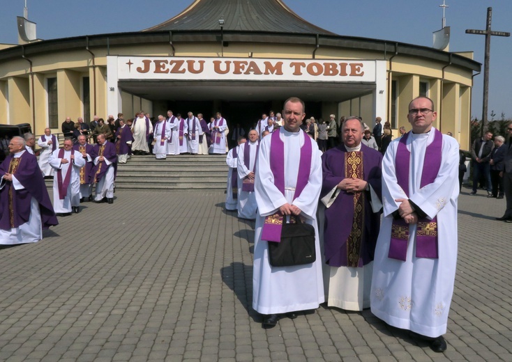 Pogrzeb ks. prał. Władysława Stradzy