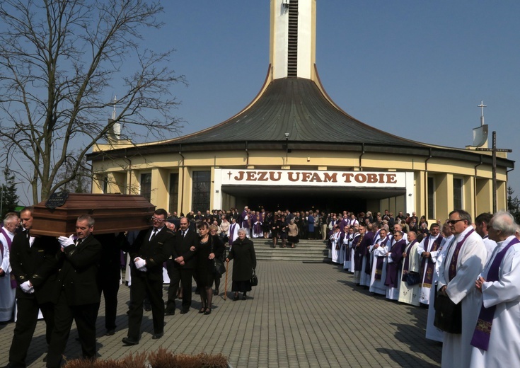 Pogrzeb ks. prał. Władysława Stradzy