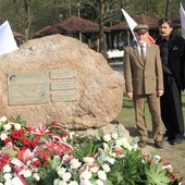 Obok obelisku stoi Piotr Kacprzak (z lewej), autor projektu obelisku Jacek Szpak i  płk Ryszard Gregorczyk (z prawej)