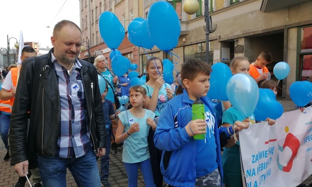 Niebieskie balony i chorągiewki 