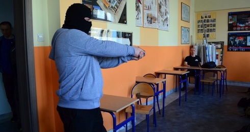 Trening antyterrorystyczny w liceum w Słupsku
