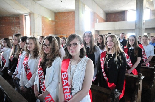 Kard. Dziwisz udzielił bierzmowania młodzieży z parafii św. Jana pawła II w Lublinie