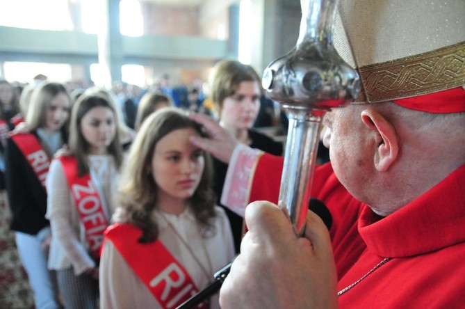 Kard. Dziwisz udzielił bierzmowania młodzieży z parafii św. Jana pawła II w Lublinie