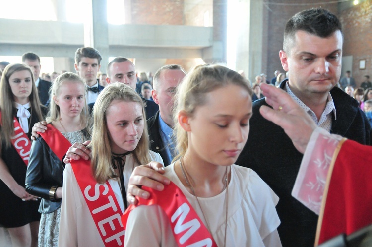 Kard. Dziwisz udzielił bierzmowania młodzieży z parafii św. Jana pawła II w Lublinie