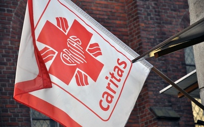 Ks. Dec: Przekazanie premii ministerialnych nie było uzgadniane z Caritas Polska