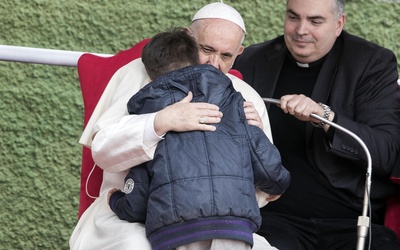 Zapłakany chłopiec w objęciach papieża: Czy mój tata jest w niebie?