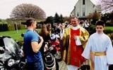 230 harleyowców oraz crossowców zaparkowało pod kościołem