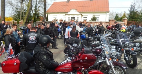 Ok. 300 motocyklistów wzięło udział w inauguracji sezonu w Tłuchowie