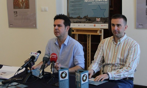 Marcin Kępa (z lewej) i Jakub Mitek powiedzieli, co przygotowała Resursa Obywatelska na X Spotkania z Kulturą Żydowską „Ślad”