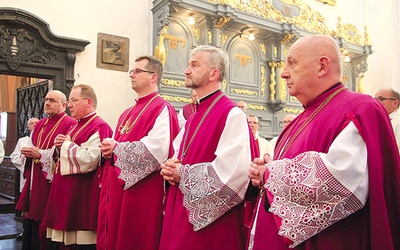 Od prawej: ks. Stanisław Majkut, ks. Mirosław Romanowski, ks. Piotr Krzyszkowski, ks. Jerzy Swędrowski i ks. Piotr Jankowski.