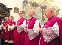 Od prawej: ks. Stanisław Majkut, ks. Mirosław Romanowski, ks. Piotr Krzyszkowski, ks. Jerzy Swędrowski i ks. Piotr Jankowski.