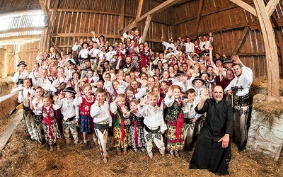 W teledysku wystąpili u boku Cezarego i Katarzyny Żaków oraz Megitza Trio.