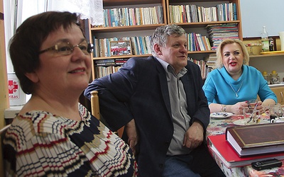 ▲	Anna Lis (z prawej) podczas spotkania z wolontariuszami.  Obok siedzą Barbara Pokorska i Krzysztof Gajewski.