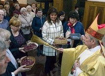 ▲	Bp Henryk Tomasik poświęcił różańce, które trafiły do „rodziców adopcyjnych”.